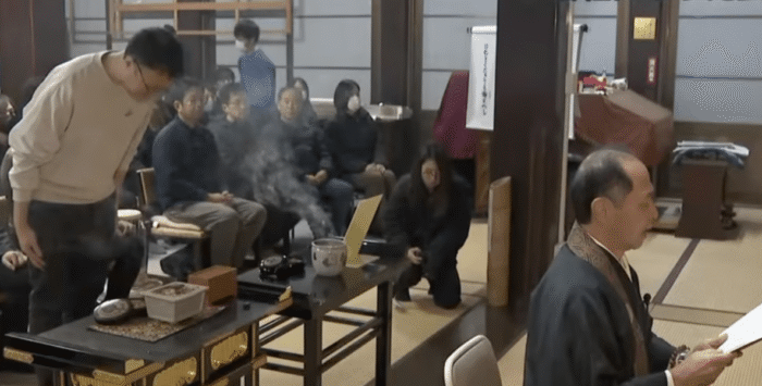 Понедельник начинается с дичи! Японцы почтили память насекомых, погибших при тестированиях инсектицидов