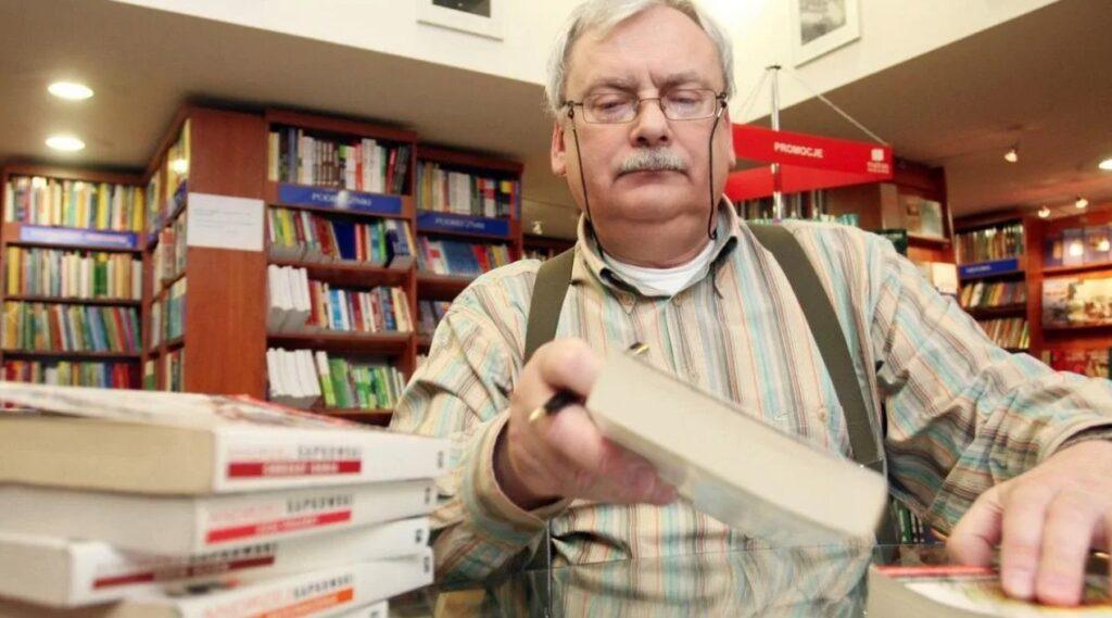 Анджей Сапковский — польский писатель, автор книжного цикла про ведьмака Геральта из Ривии