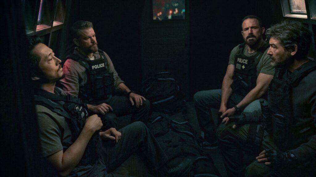 Мэтт Дэймон и Бен Аффлек в тактическом фургоне, кадр из криминального триллера Лакомый кусок The Rip 2026