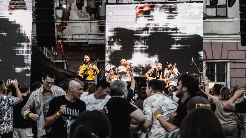 Смесь рэпа и метала в исполнении рязанской группы CAMEOUTHEY!