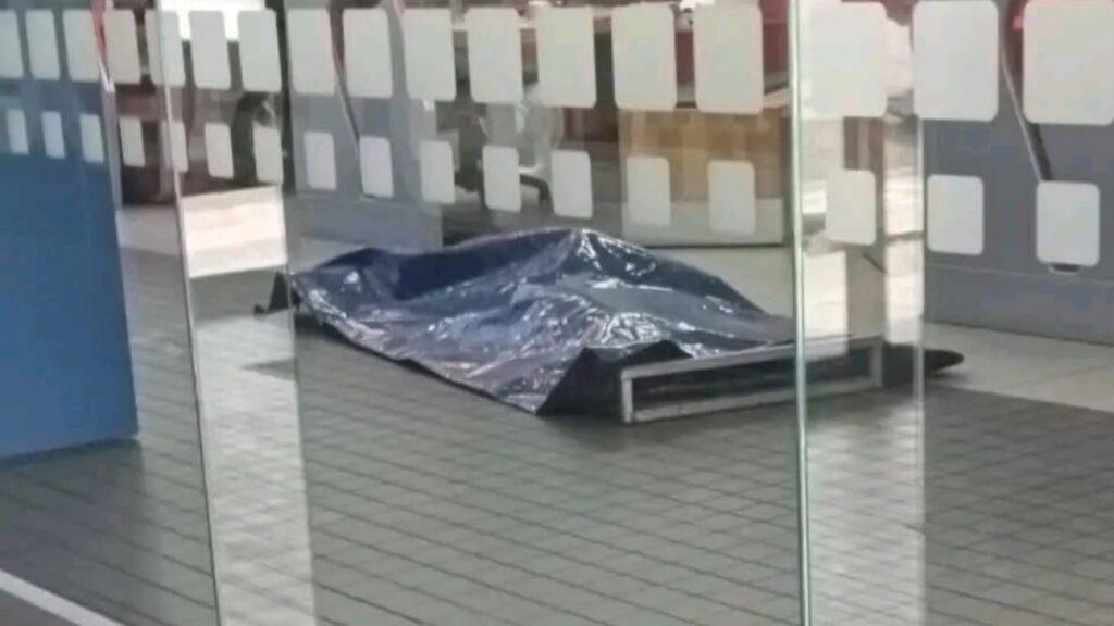 Семья из Африки привезла труп в банк из-за спора о выплате на похороны