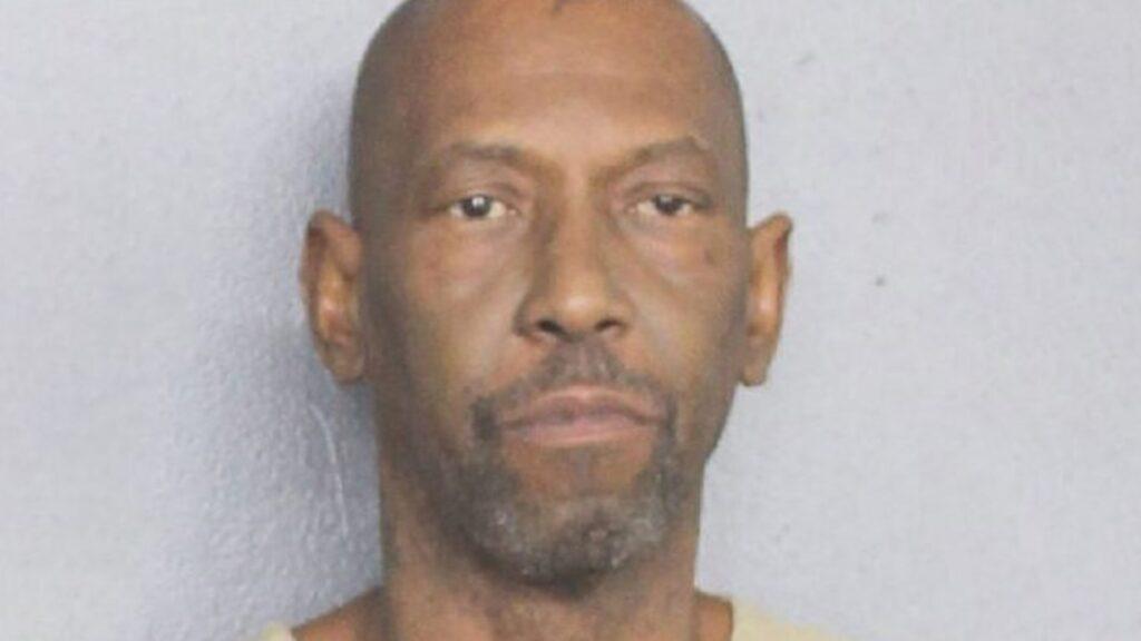 Два мужика из Флорида подрались за кучу мусора и тележку