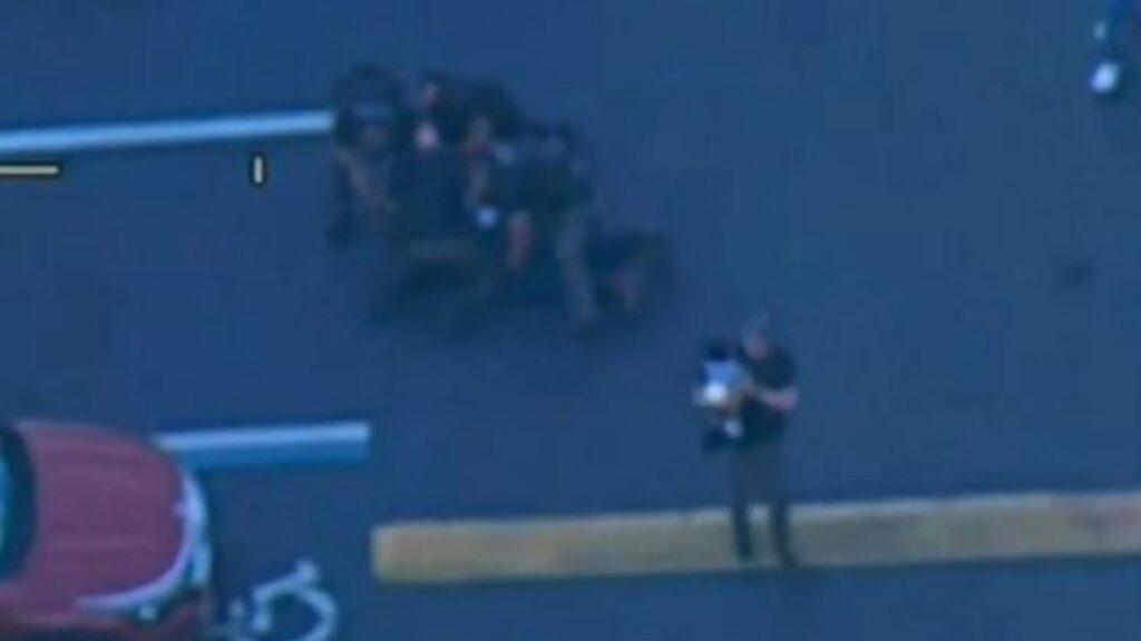 Ммужик из Флориды метнул своего ребёнка в помощника шерифа — ребёнок не пострадал