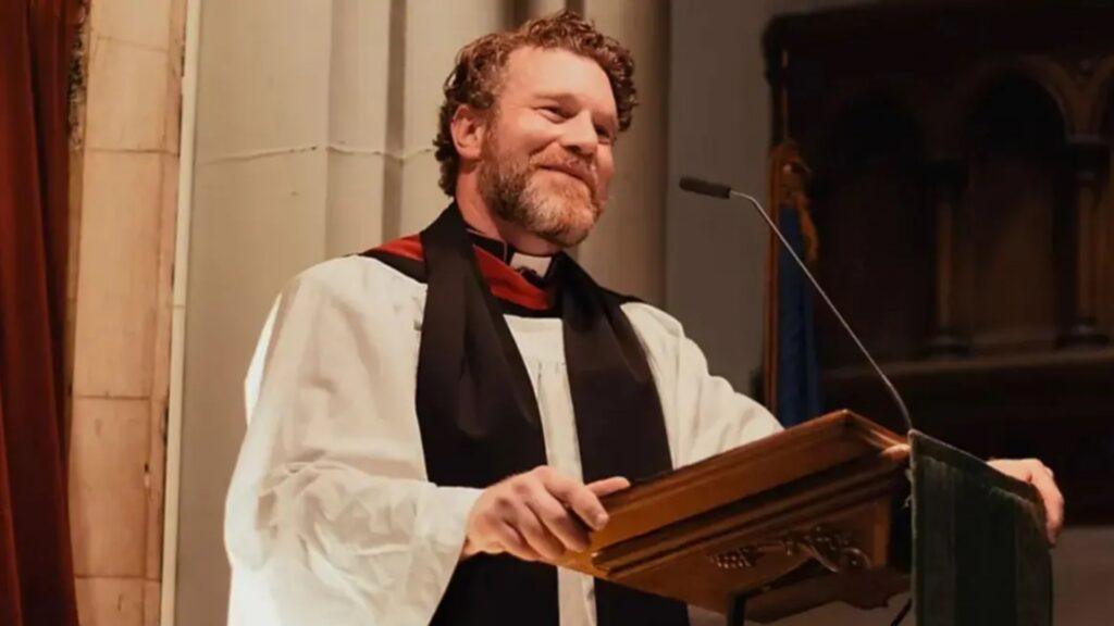 Понедельник начинается с дичи!Священник епископальной церкви в Питтсбурге арестован за кражу бейсбольных карточек из Walmart — Very Rev. Aidan Smith вынес 27 пачек на сумму более $1000, спрятав их под одеждой