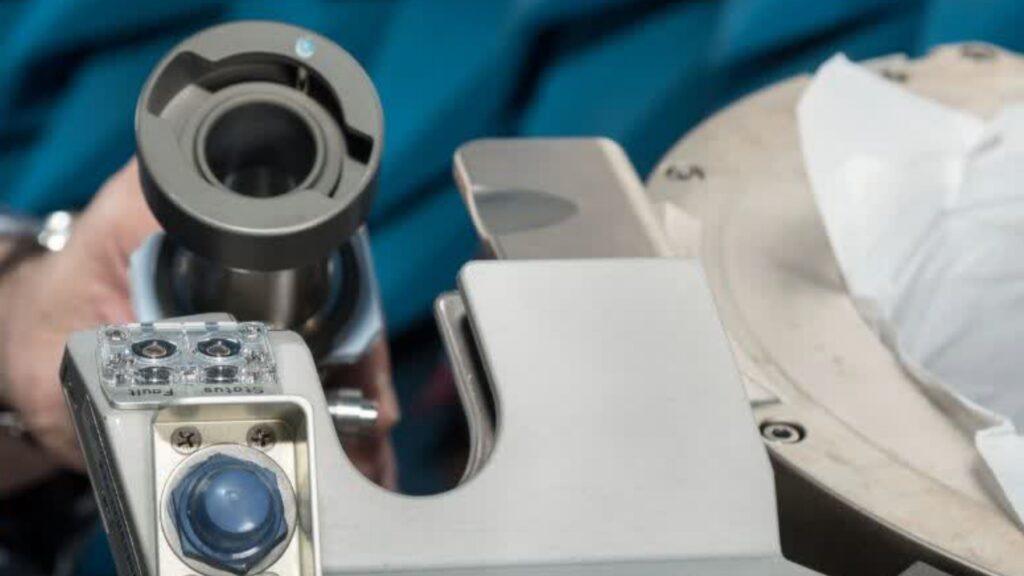 Космический туалет Universal Waste Management System на корабле Orion миссии Artemis II — современный санузел с приватной кабинкой для астронавтов в полёте к Луне