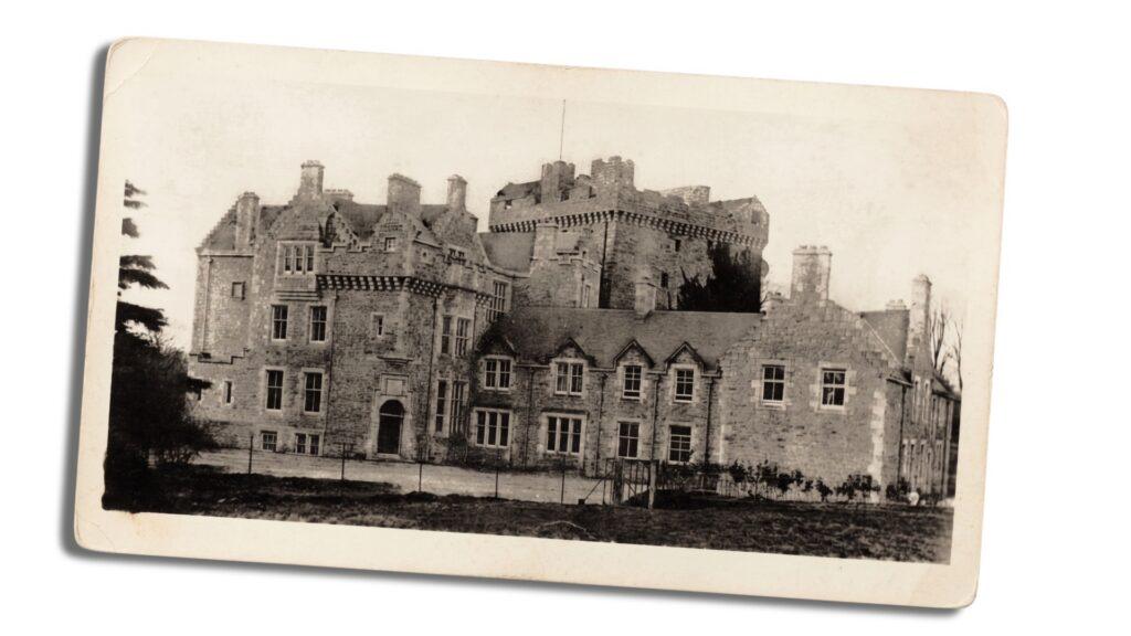 Мистический отель-замок Комлонгон в Шотландии, где обитает знаменитый призрак Леди в зелёном.