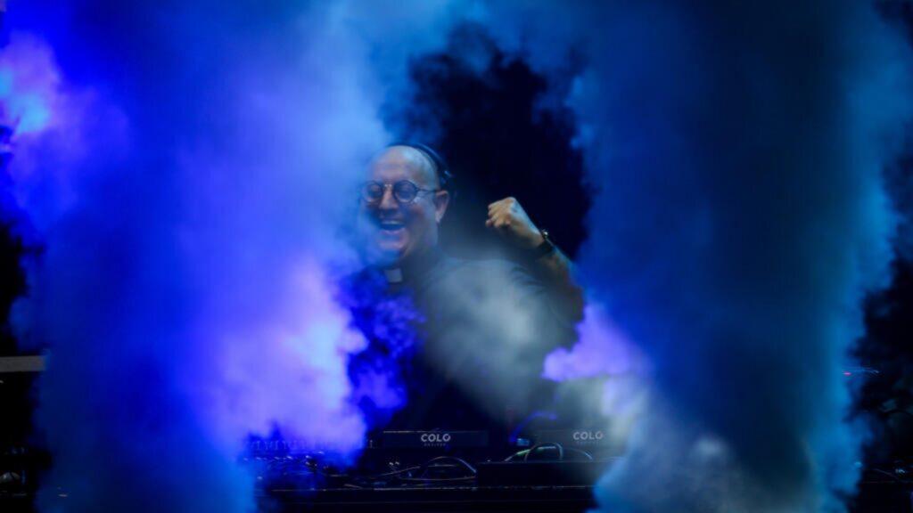 Португальский священник и диджей DJ Priest (Падре Гильерме) устроил мощный рейв-фест и посвятил свой сет Папе Римскому. Электронная музыка, лазеры, проекции и религиозные мотивы смешались в уникальном тейбл-сете в честь Папы. Необычное сочетание веры и рейв-культуры.