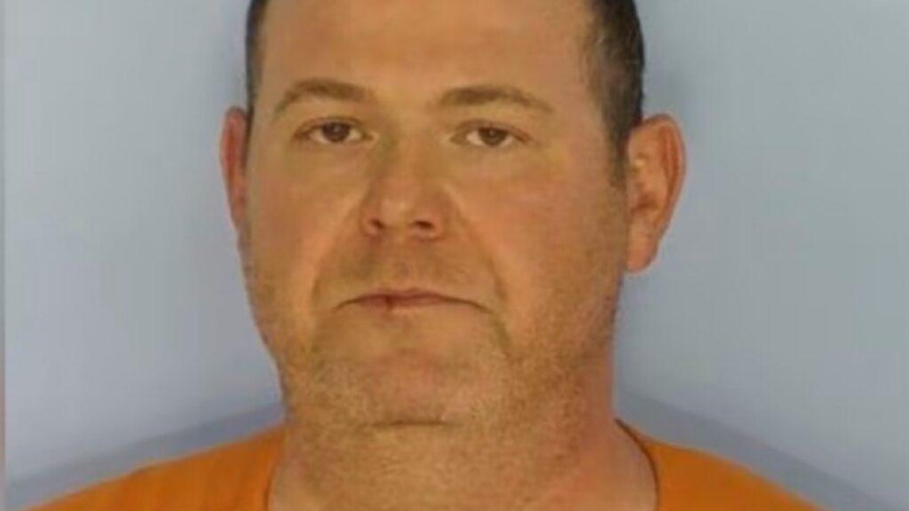 Врач из Флориды Томас Шакновски во время операции по удалению селезенки перепутал органы и вырезал пациенту здоровую печень. 70-летний мужчина скончался на операционном столе от кровопотери. Хирурга обвинили в непредумышленном убийстве (manslaughter). Шокирующая врачебная ошибка.