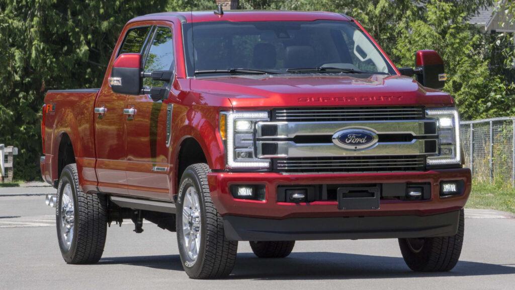Угнанный пикап Ford F-350 в Канаде: несовершеннолетний нарушитель приехал на встречу с инспектором по надзору в Суррее, Британская Колумбия, на украденном автомобиле