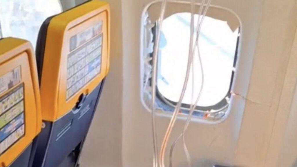 Boeing 737 авиакомпании Ryanair с разбитым иллюминатором на рейсе Салоники — Мемминген, из которого на высоте едва не выдуло пассажира — понедельник начинается с дичи!