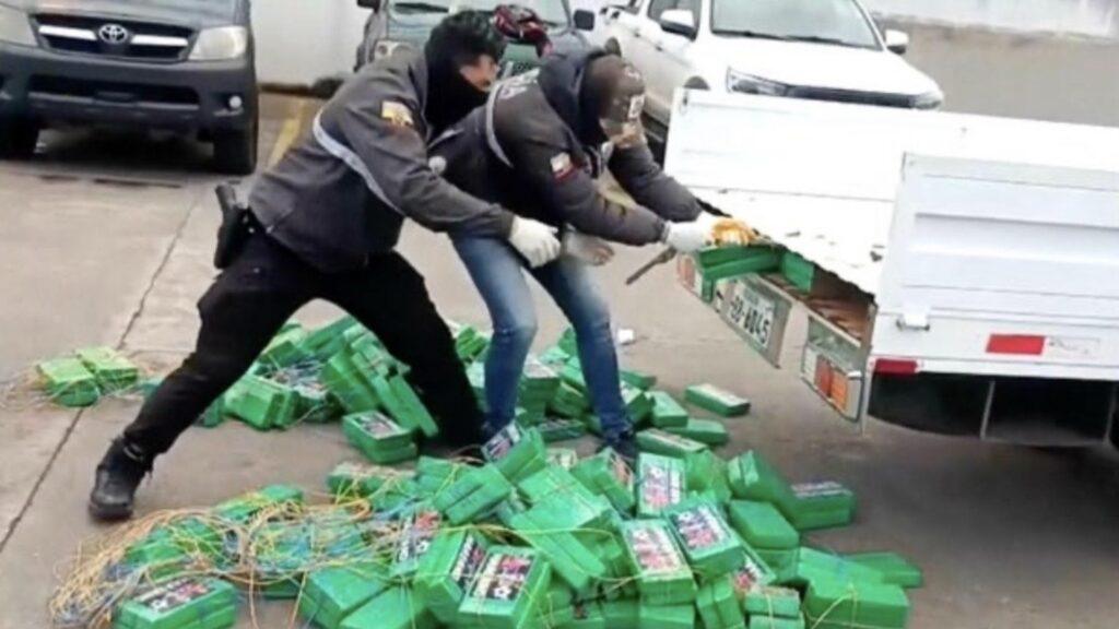 Свёртки запрещёнки с наклейками Эрлинга Холанна, изъятые полицией Эквадора из тайника с двойным дном на Панамериканском шоссе.