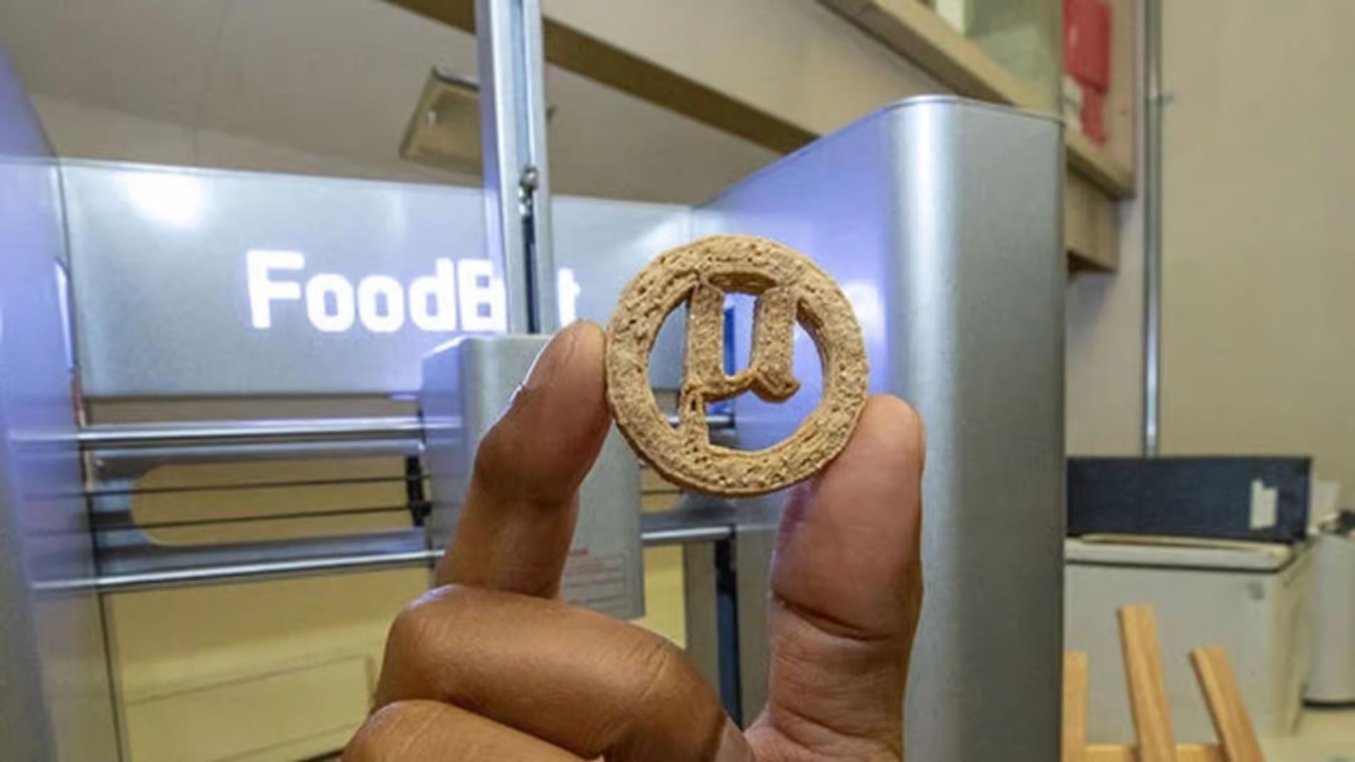 Печенье µBites, напечатанное на 3D-принтере из переработанного пластика, — обложка выпуска «Понедельник начинается с дичи» № 526.