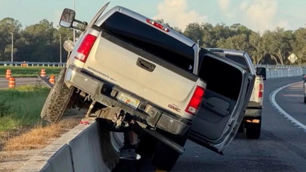 Понедельник начинается с дичи — пикап GMC Sierra на бетонном отбойнике трассы 570 во Флориде, куда его завёл 22-летний водитель из Оберндейла, наносивший дезодорант за рулём.