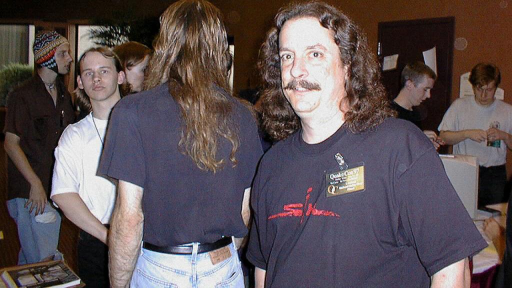 Ричард Грей на QuakeCon 1997 в футболке с логотипом SiN — игры его студии Ritual Entertainment.