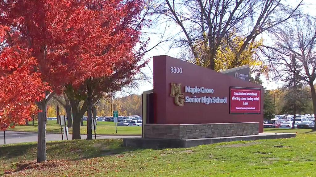 Вывеска школы Maple Grove Senior High School, куда пытался поступить Макейла Рэй Крейг, — выпуск «Понедельник начинается с дичи» №534.