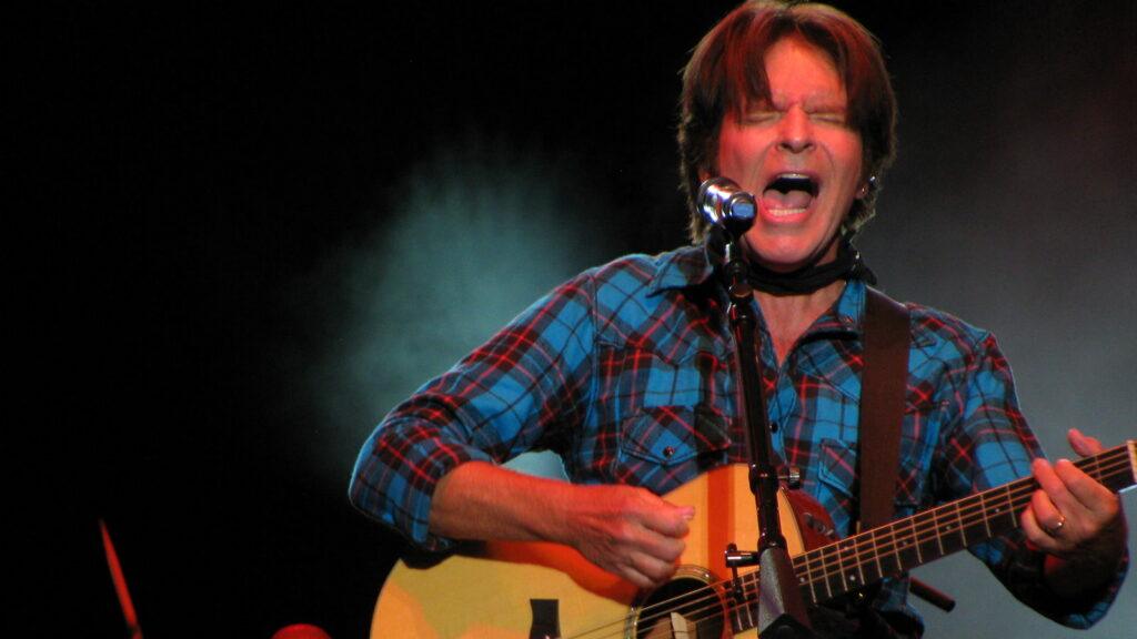 Джон Фогерти, основатель Creedence Clearwater Revival, с акустической гитарой на фестивале Ottawa Bluesfest в 2011 году.